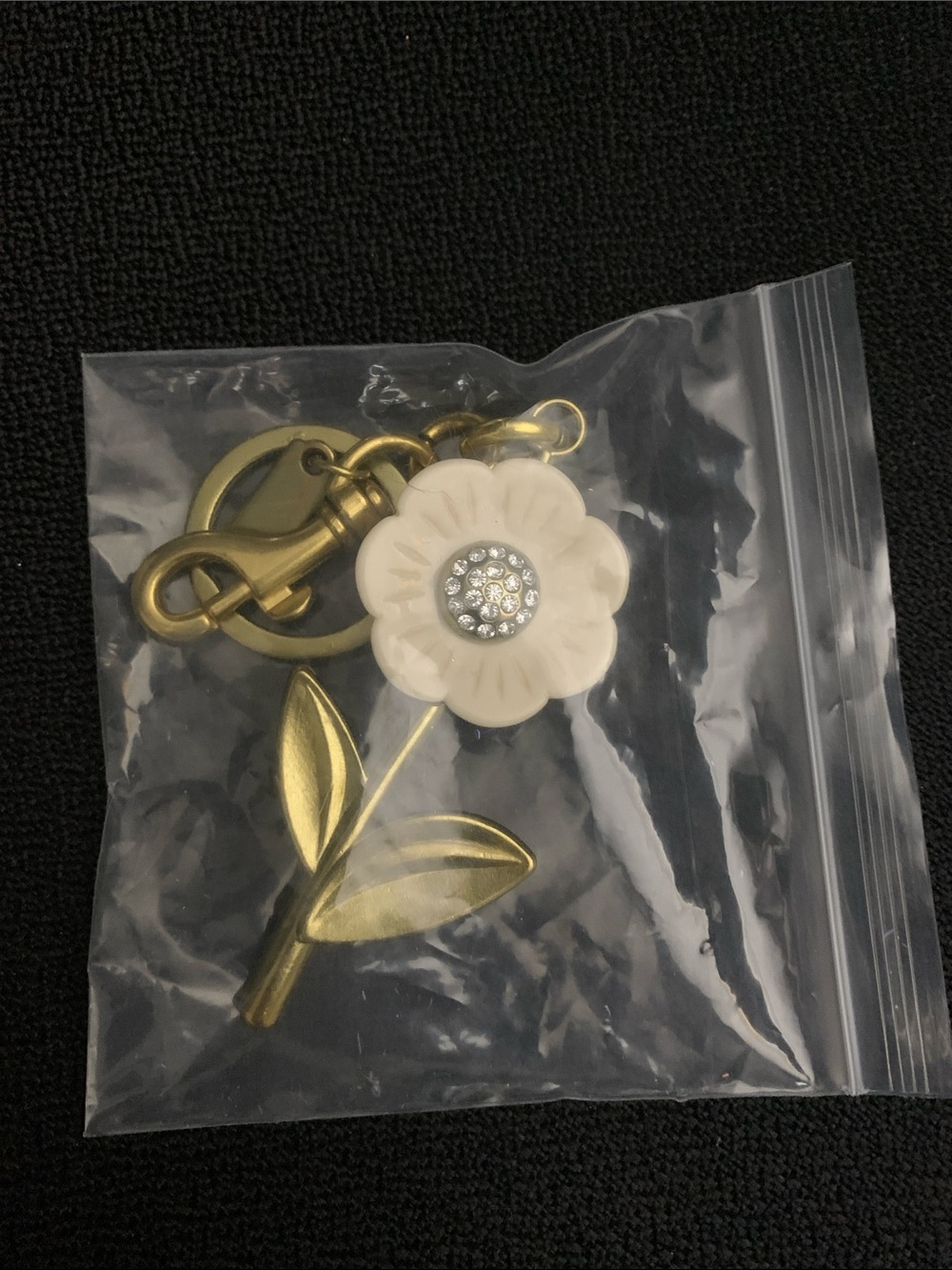 No Brand Flower Keychain with Off-White Enamel Daisy